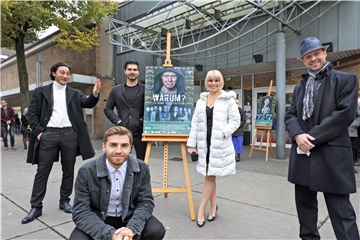 Filmpremiere in Corona-Zeiten – das bedeutet auch, auf Abstand zu gehen. Im Kinorama waren aber mit Mehmet Daloglu, Alan Lasgi, Tim Schneider, Julia Domkeund Thorsten Kramer (v.l.) mehrere Schauspieler aus „Warum? Es kann jeden treffen“ dabei.