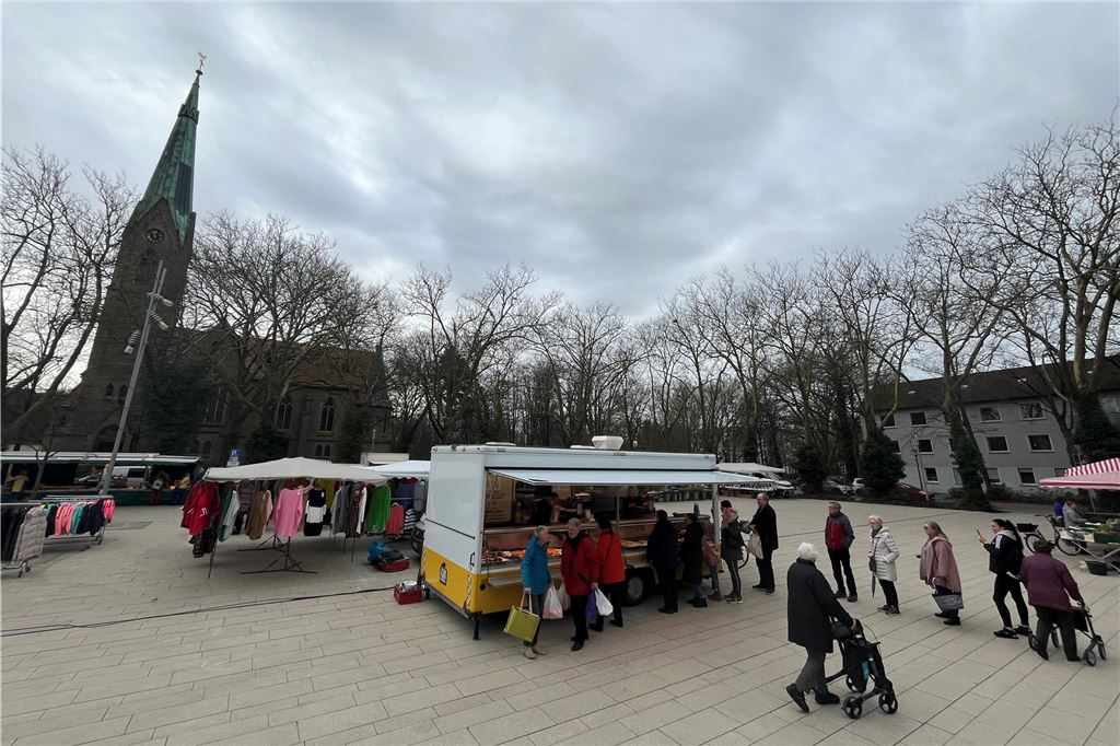 Lücken auf dem Wochenmarkt: „Vor zehn Jahren war es noch brechend voll“ Fischstand auf dem Holzwickeder Wochenmarkt: So beliebt, dass es hier auf dem sonst überschaubaren Markt auch mal zu einer Warteschlange kommt.