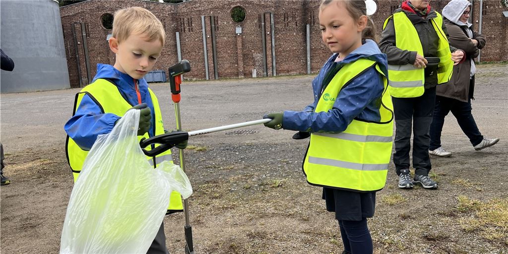 Clean Up an der Ruhr: In Fröndenberg trotzen Müllsammler dem Regenwetter Fleißiger Nachwuchs: Beim „RuhrCleanUp“ waren sowohl große als auch kleine Helfer mit dabei, als der heimische Fluss von Müll befreit werden sollte.