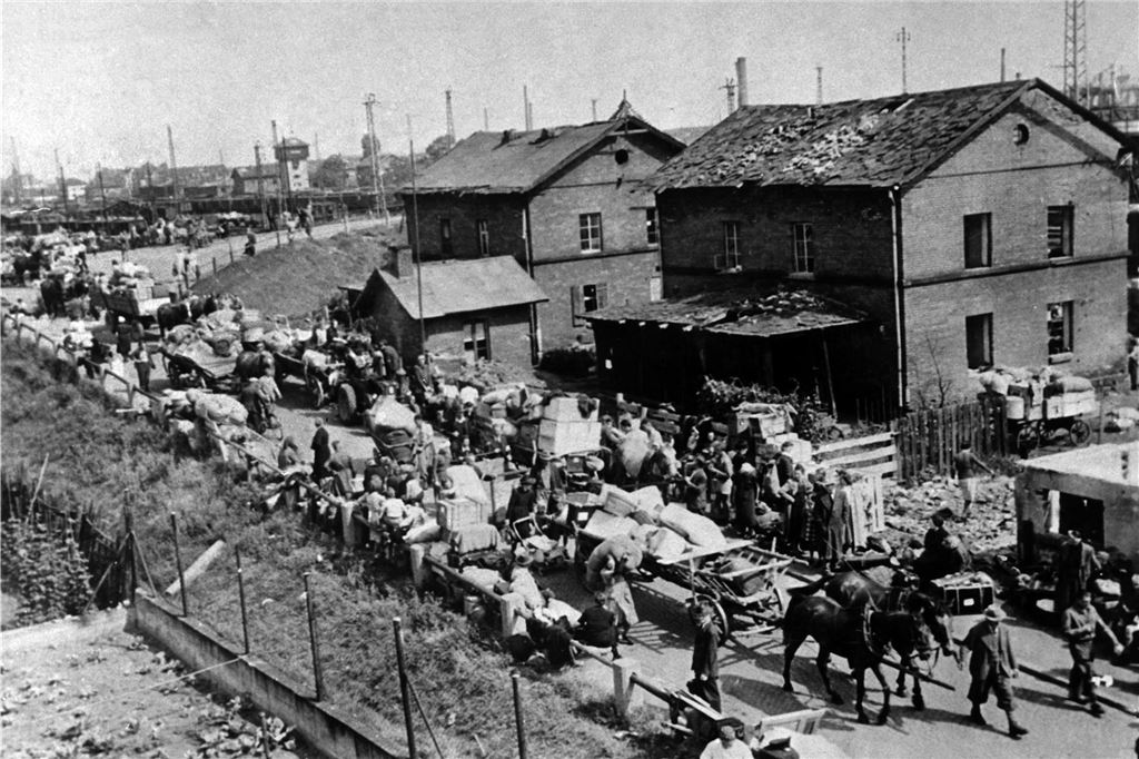 Die doppelte Flucht Klaus Goehrkes am Ende des Zweiten Weltkrieges Ein Flüchtlingstreck auf der Flucht vor der Front des Zweiten Weltkriegs in Osteuropa (undatiertes Archivbild aus dem Jahr 1945)