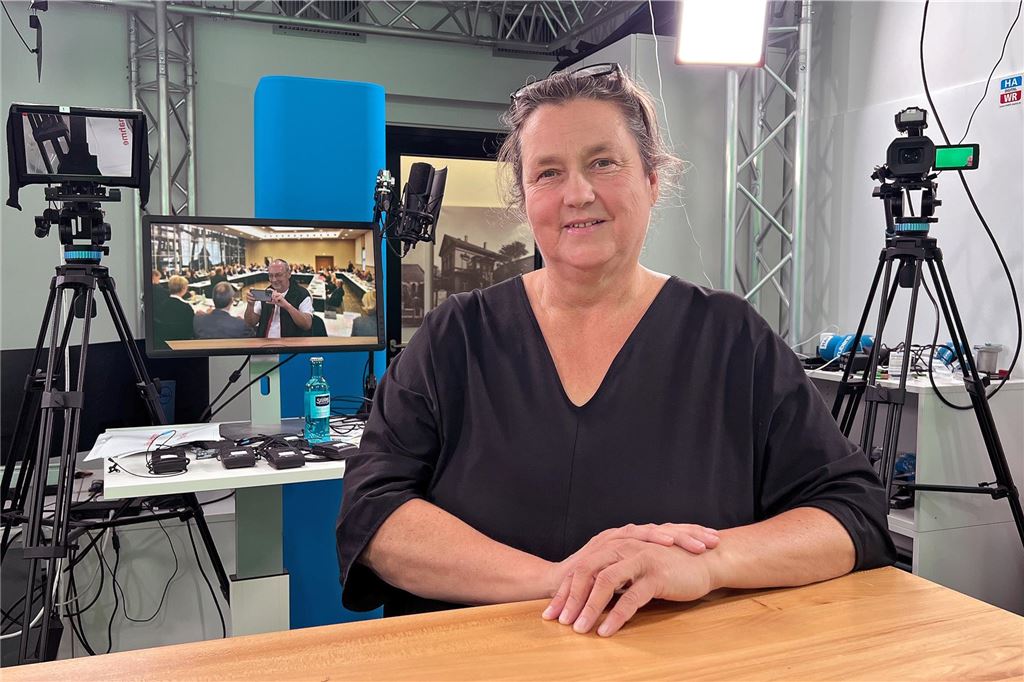 Grüne verzichten auf Landratswahl: Von „erschreckend“ bis „Neuanfang“ Die grüne Fraktionsvorsitzende im Kreistag Anke Schneider steht im Videostudio des Hellweger Anzeigers in Unna.