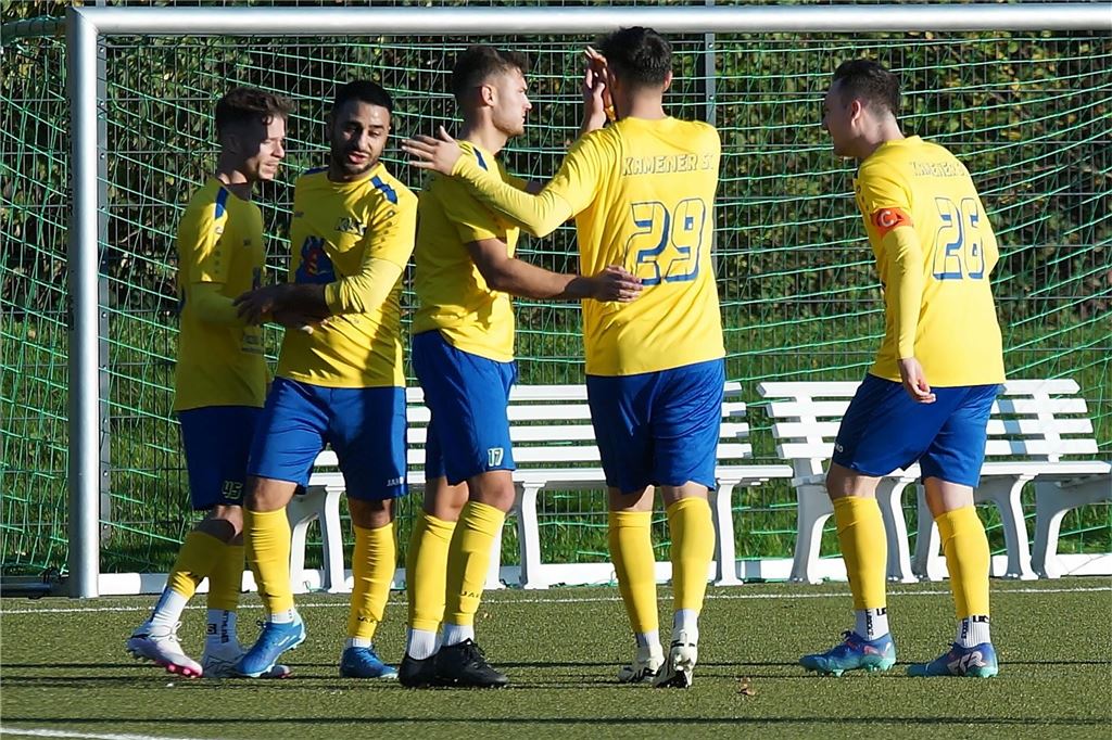 Franco Jans verpasst das Spiel gegen SG Massen Der Kamener SC bejubelt ein Tor.