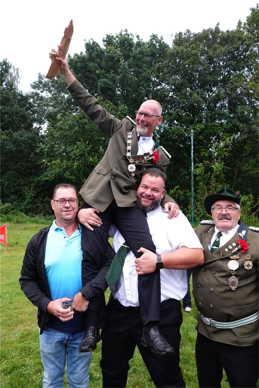 Schützen in Geisecke mit neuem König: Tragende Säule des Vereins ist Familie Schneider Frank Blum ist neuer König des Bürgerschützenvereins Lichtendorf-Geisecke. Er wurde am Samstag von den Kameraden gefeiert.