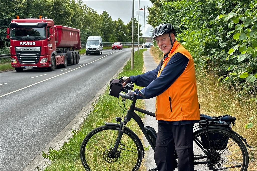 Kreisverkehr: Franz-Josef Knur befürchtet nächste Schikane für Radfahrer Franz-Josef Knur steht auf der Höhe der als Interimslösung vorgeschlagenen Querungshilfe auf der Mendener Straße nördlich der Kreuzung.