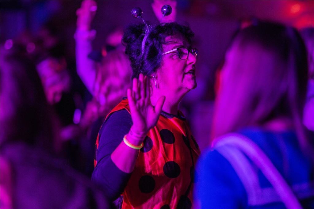 Frauen feiern Weiberfastnacht im Partyzelt am Café Extrablatt in Unna am Donnerstag, 16. Februar 2023.