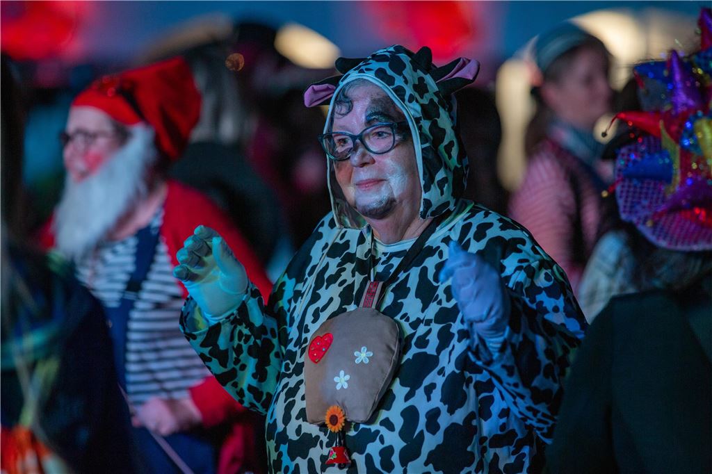 Frauen feiern Weiberfastnacht im Partyzelt am Café Extrablatt in Unna am Donnerstag, 16. Februar 2023.