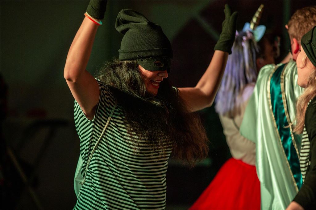 Frauen feiern Weiberfastnacht im Partyzelt am Café Extrablatt in Unna am Donnerstag, 16. Februar 2023.