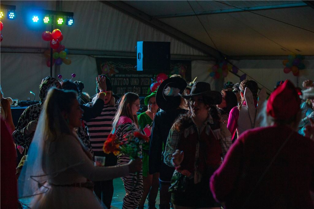 Frauen feiern Weiberfastnacht im Partyzelt am Café Extrablatt in Unna am Donnerstag, 16. Februar 2023.