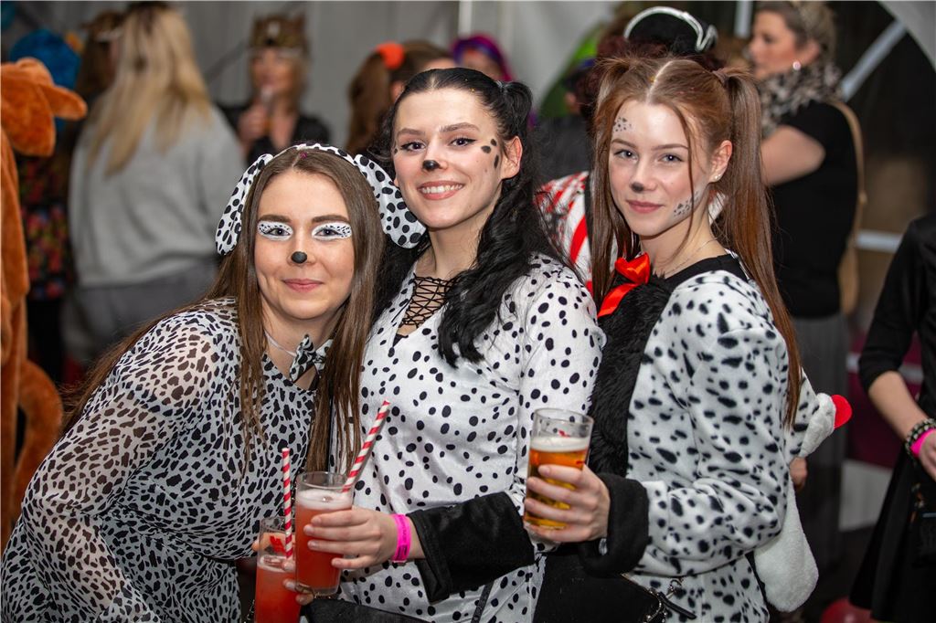 Frauen feiern Weiberfastnacht im Partyzelt am Café Extrablatt in Unna am Donnerstag, 16. Februar 2023.