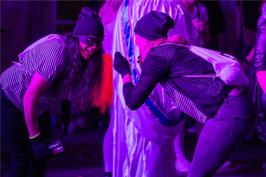 Frauen feiern Weiberfastnacht im Partyzelt am Café Extrablatt in Unna am Donnerstag, 16. Februar 2023.
