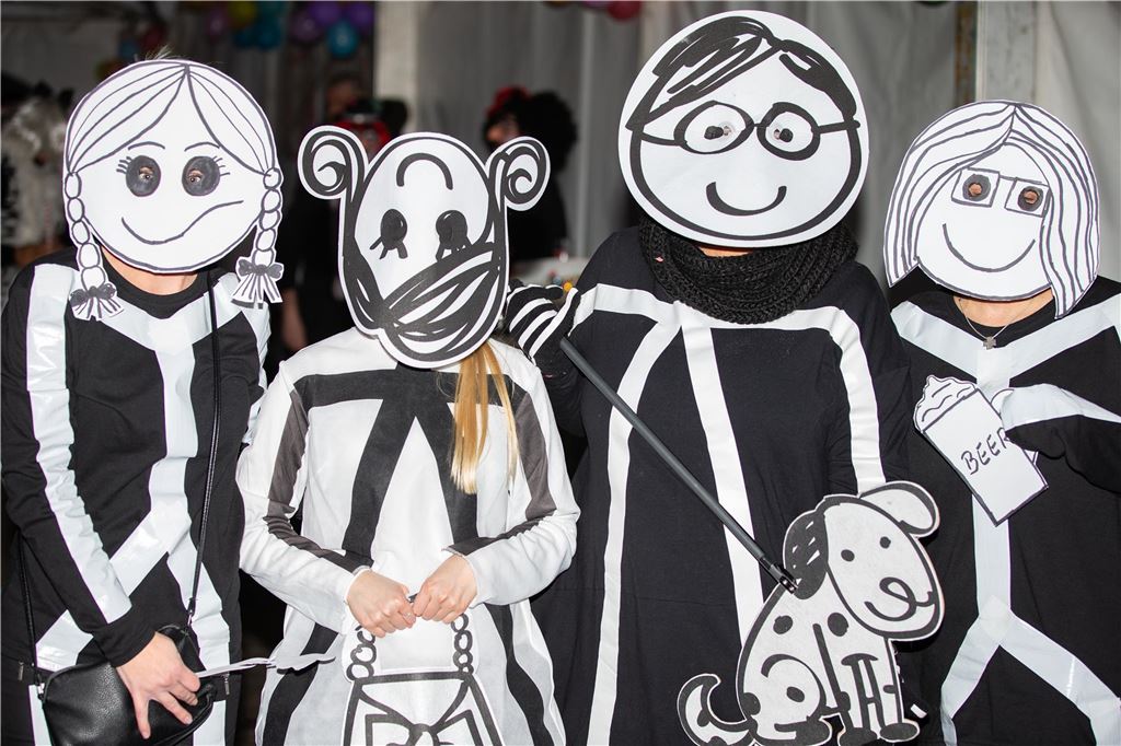 Frauen feiern Weiberfastnacht im Partyzelt am Café Extrablatt in Unna am Donnerstag, 16. Februar 2023.
