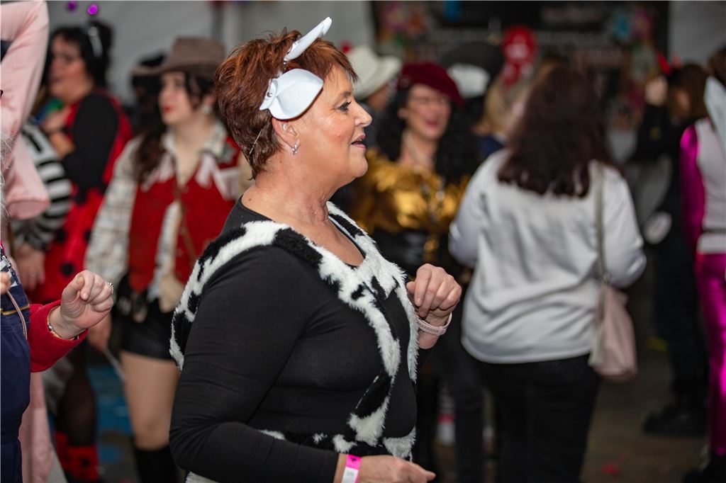 Frauen feiern Weiberfastnacht im Partyzelt am Café Extrablatt in Unna am Donnerstag, 16. Februar 2023.