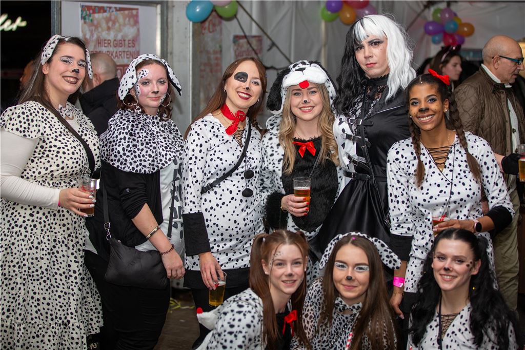 Frauen feiern Weiberfastnacht im Partyzelt am Café Extrablatt in Unna am Donnerstag, 16. Februar 2023.