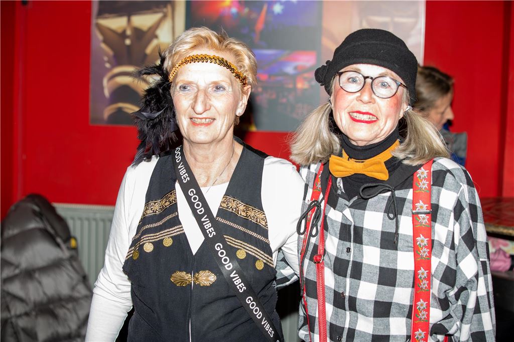Frauen feiern Weiberfastnacht im Schalander der Lindenbrauerei in Unna am Donnerstag, 16. Februar 2023.