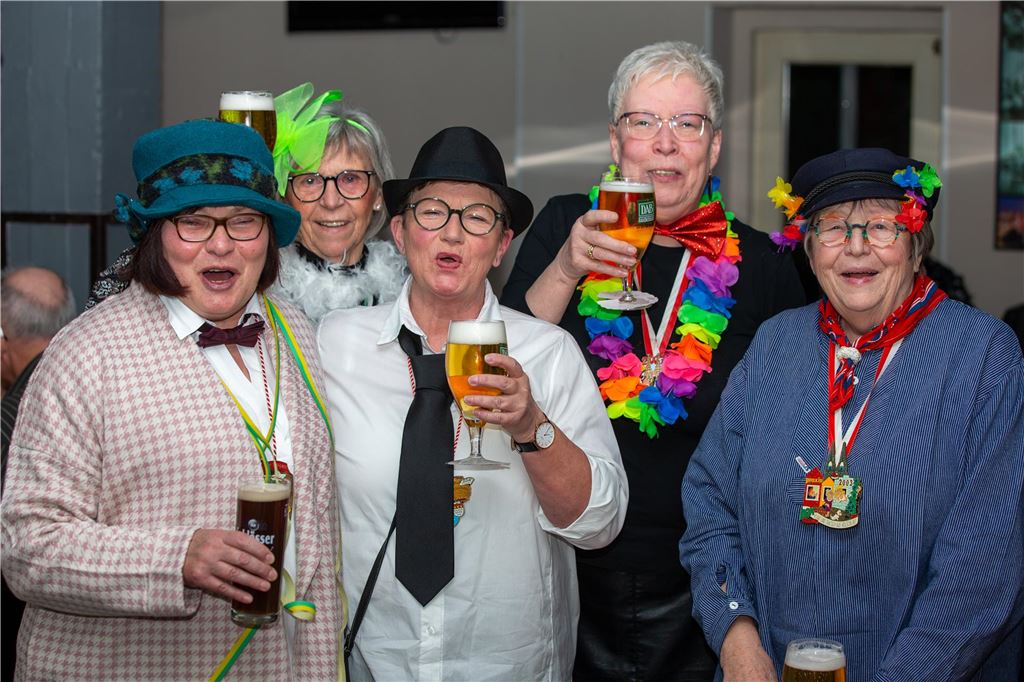 Frauen feiern Weiberfastnacht im Schalander der Lindenbrauerei in Unna am Donnerstag, 16. Februar 2023.