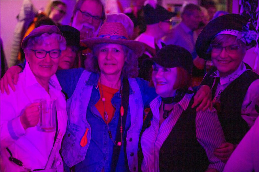Frauen feiern Weiberfastnacht im Schalander der Lindenbrauerei in Unna am Donnerstag, 16. Februar 2023.