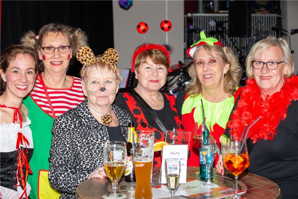 Frauen feiern Weiberfastnacht im Schalander der Lindenbrauerei in Unna am Donnerstag, 16. Februar 2023.