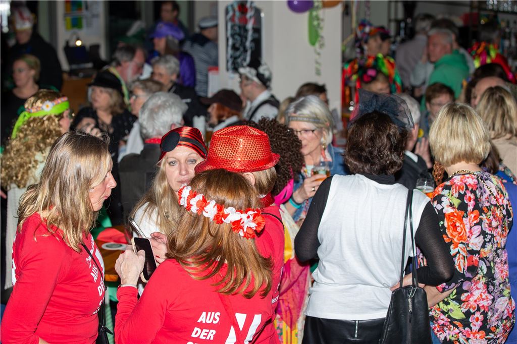 Frauen feiern Weiberfastnacht im Schalander der Lindenbrauerei in Unna am Donnerstag, 16. Februar 2023.