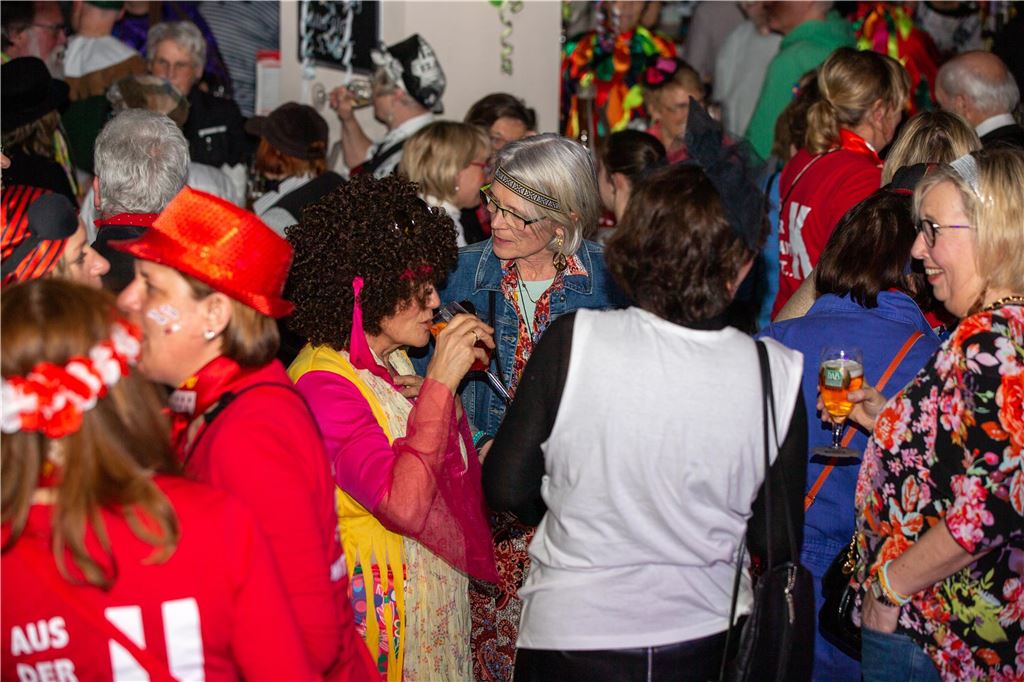 Frauen feiern Weiberfastnacht im Schalander der Lindenbrauerei in Unna am Donnerstag, 16. Februar 2023.