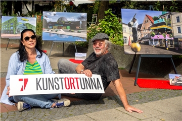 Frauke und Dietmar Nowodworski träumen von einem Unna, das Wert auf Nachhaltigkeit legt. Das zeigen sie auch in ihren Bildkompositionen, die noch bis Anfang Oktober in der Galerie Strathoff zu sehen sind.