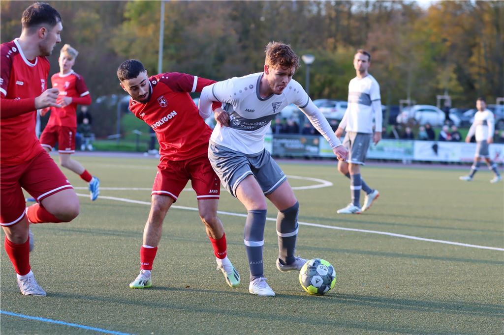 Sebastian Schnee lehnt Co-Trainer-Rolle beim Werner SC ab: „Bin enttäuscht“ Frederic Fischer im Zweikampf.