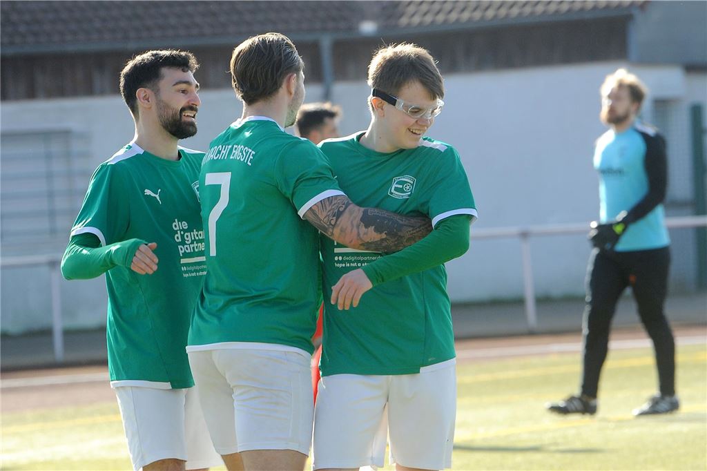 Fair-Play-Aktion überschattet Schwerter Derby: Akteure stellen kurz das Spielen ein Drei Spieler bejubeln ein Tor.