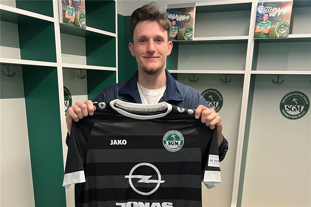SG Massen tütet nächsten Neuzugang ein: Allround-Spieler kommt von einem Landesligisten Frederik Stöwe hält ein Trikot der SG Massen in die Kamera und lächelt