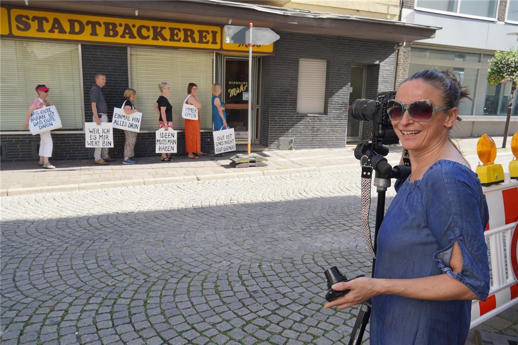 Kunstort Unna bringt Bewegung und viel Publikum in die Stadt Frenzy Höhne (im Vordergrund) und Frederike Heim luden bei der Kunstaktion „Auslage“ Passanten und Kunstfreunde dazu ein, auf diverse Leerstände in der Innenstadt aufmerksam zu machen.