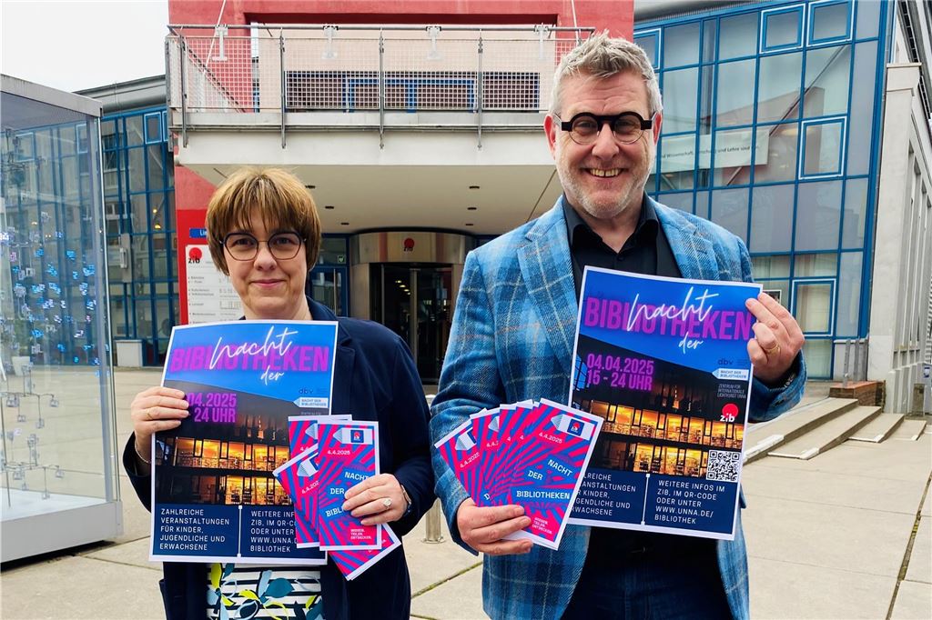 Nächtliches Schmökern: Bibliothek im ZIB feiert „Nacht der Bibliotheken“ Kirsten Duske, Leiterin der Bibliothek im ZIB und David Nethen, Leiter des Amtes für Kultur und Weiterbildung, halten Plakate und Flyer in den Händen, die auf die „Nacht der Bibliotheken“ in Unna hinweisen.