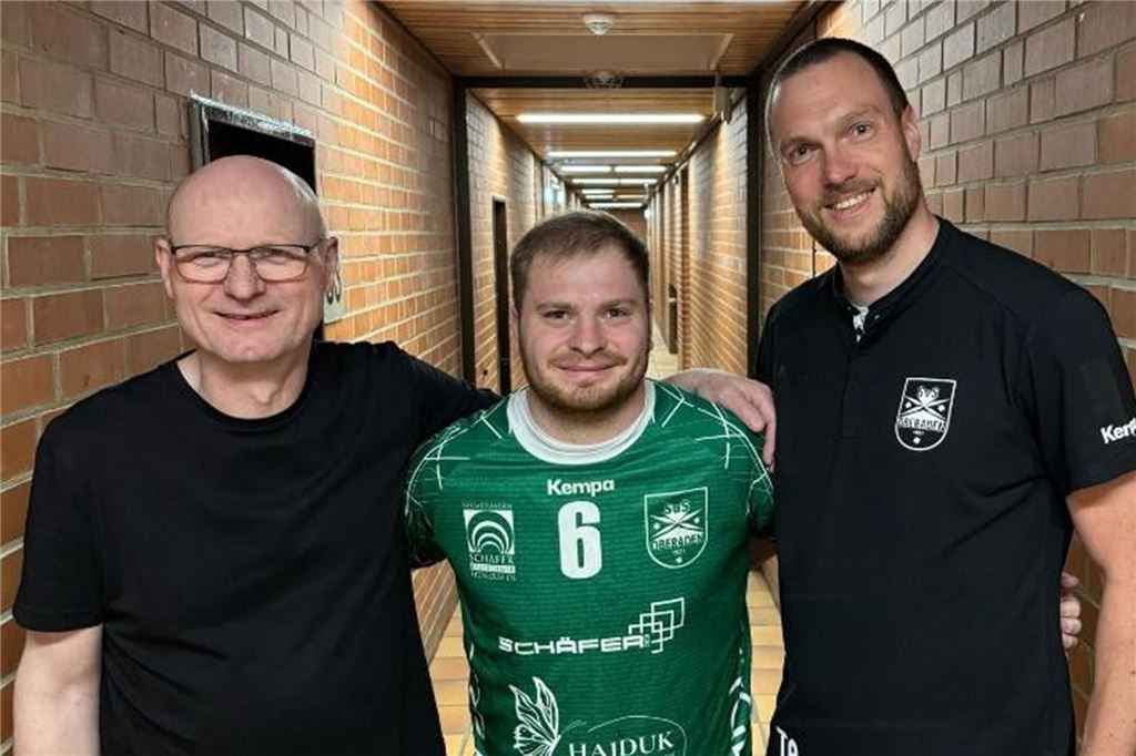 SuS Oberaden holt Spieler von der SGH Unna Massen zurück Freuen sich auf die Rückkehr an den Römerberg: (v.l.) Klaus Detlef „Toni“ Seiler, Mika Matthies und Trainer Thomas Brannekämper.
