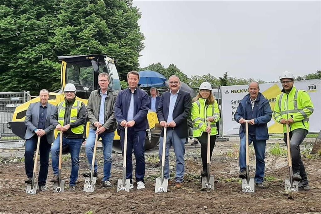 Neustart nach Brandstiftung: TC Unna Grün-Weiß baut Halle Freuen sich über die Zukunft des Tennissports in Unna (v. r. n. l.): Andre Carreira (Fa. Heckmann), Cristian Soer (Vorstand TC Unna 02 GW), Katja Graf-Verhasselt (Projektleiterin Fa. Heckmann), Dr. Dirk Prünte (Vorstand TC Unna 02 GW), Andreas Rienhoff (Provinzial Versicherung Unna), Dirk Korn (Vorstand TC Unna 02 GW), Milenko Pulic (Geschäftsführer Fa. Heckmann), Frank Röhr (Sparkasse Unna).