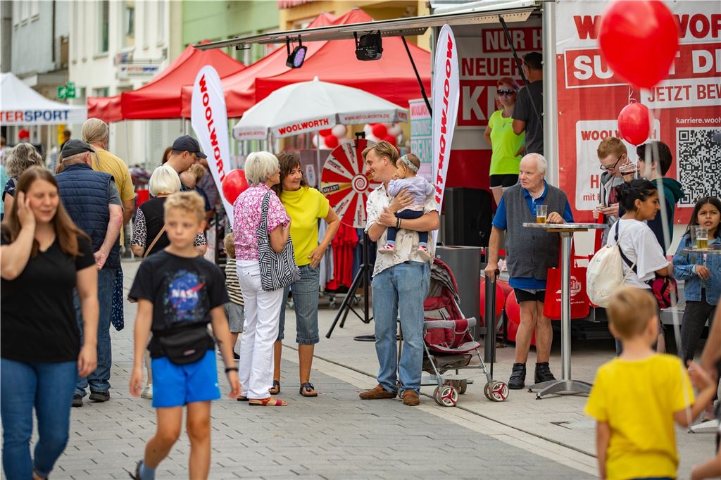 Bei Eröffnung der Massener Straße ist ein großer Wunsch noch unerfüllt Freunde und Bekannte treffen - der City-Werbering Unna wünscht sich, dass die Frequenz auf der Massener Straße sich nach der Modernisierung des Umfeldes weiter erhöht.