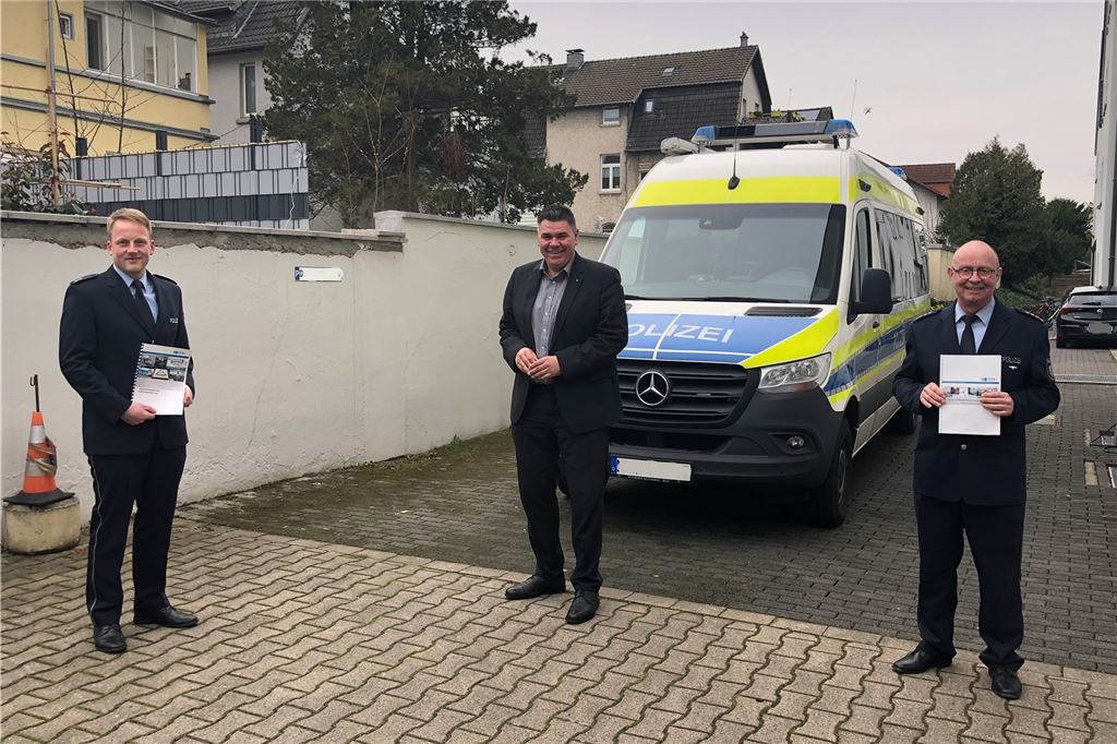 Folge der Corona-Krise: So wenig Verkehrsunfälle wie seit fünf Jahren nicht mehr Freuten sich über deutlich weniger Verkehrsunfälle im Jahr 2020: Der Leiter der Direktion Verkehr, Polizeioberrat Stephan Werning, Landrat Mario Löhr und der Abteilungsleiter Polizei, Leitender Polizeidirektor Peter Schwab (von links).