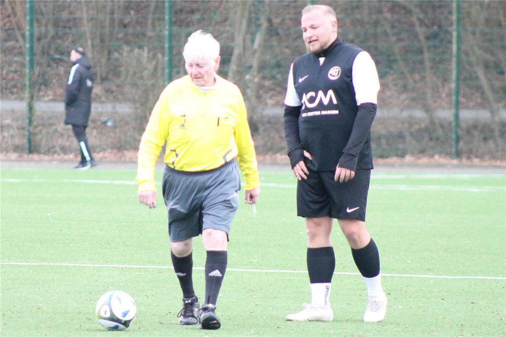 Schiedsrichter fehlte bei C-Ligaspiel: „Ich habe ganz schön gefroren“ Friedrich Pahlplatz beim Spiel von TIU Rünthe II.