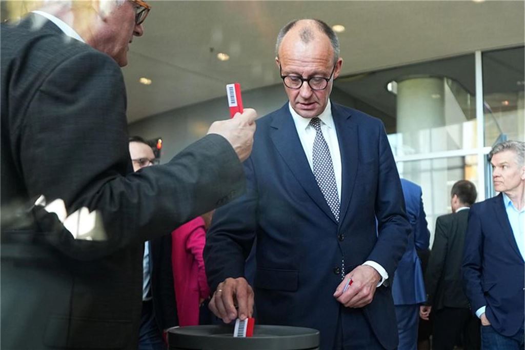 Steinmeier unterzeichnet Grundgesetzänderung für Finanzpaket: Alle Infos im Livestream & Newsblog Friedrich Merz, CDU/CSU Fraktionsvorsitzender und CDU Bundesvorsitzender, stimmt ab über den ersten Entschließungsantrag in der 214. Plenarsitzung der 20. Legislaturperiode im Deutschen Bundestag.