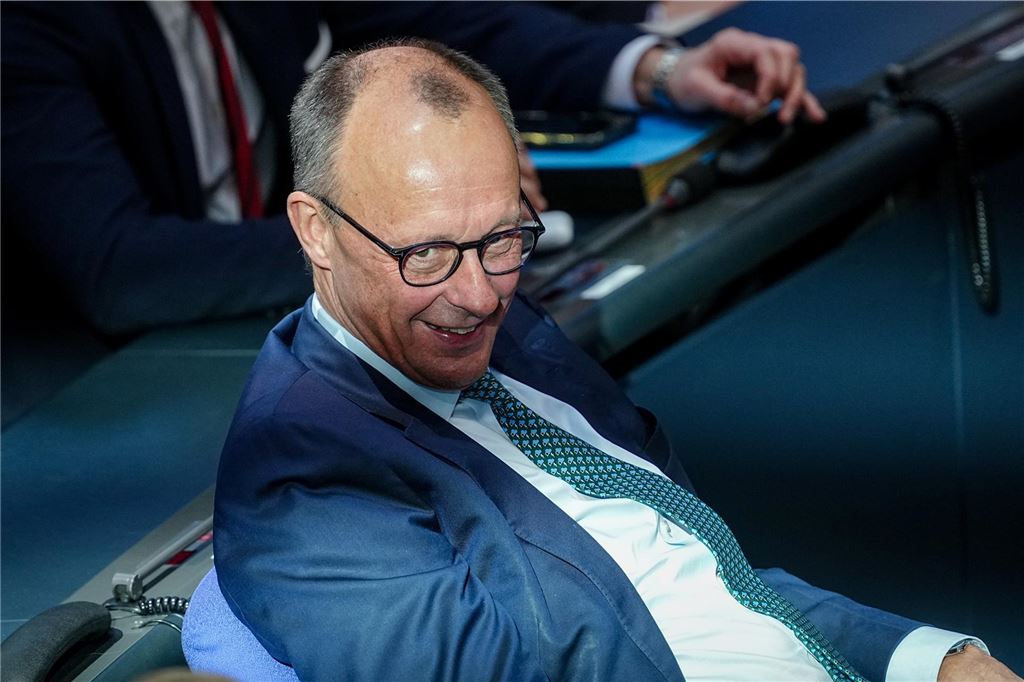 Massenproteste stoßen auf taube Ohren: Eine Gefahr für die Demokratie Friedrich Merz, Unions-Kanzlerkandidat und CDU-Bundesvorsitzender, nimmt im Bundestag an der Generaldebatte "zur Situation in Deutschland" teil.