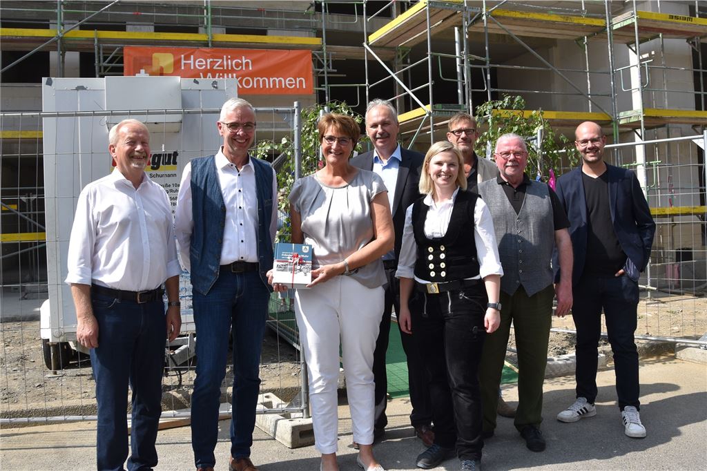 Glück gehabt: Schnapsglas zersplittert am Neubau des Schmallenbach-Hauses Fröndenbergs Bürgermeisterin Sabina Müller, der stellvertretende Landrat Martin Wiggermann (4.v.l.) und die Vertreter der politischen Parteien überbrachten Heinz Fleck (2.v.l.) ihre Glückwünsche.