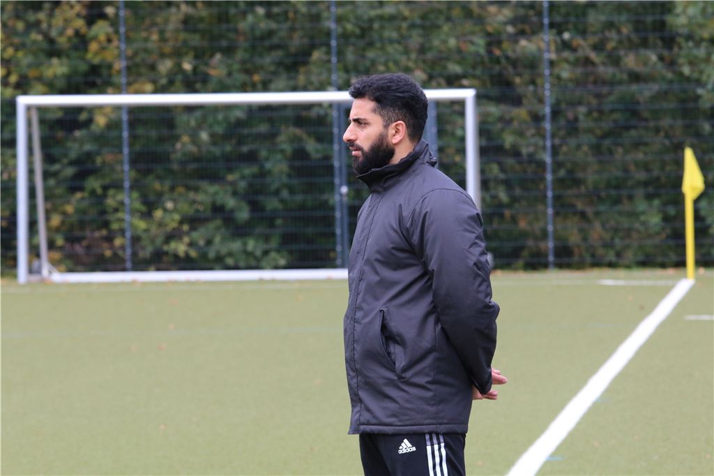 Rüffel vom Chef - Pal Delia kritisiert Fröndenbergs Trainer Sedat Sener: „Das ist zu viel“ Fröndenbergs Trainer Sedat Sener sah am Sonntag die Rote Karte wegen Meckerns.