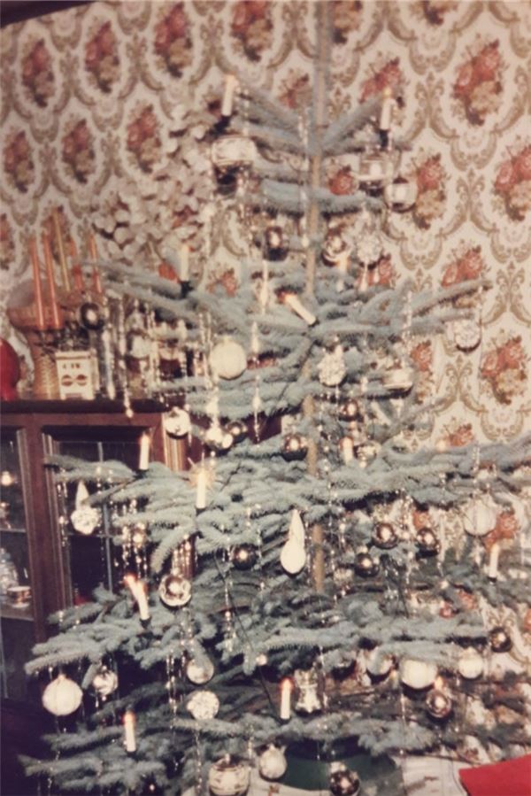 Lametta und Schokolade mit Personenschutz: Weihnachten in den Sechzigern Früher war mehr Lametta – hier der Beweis .