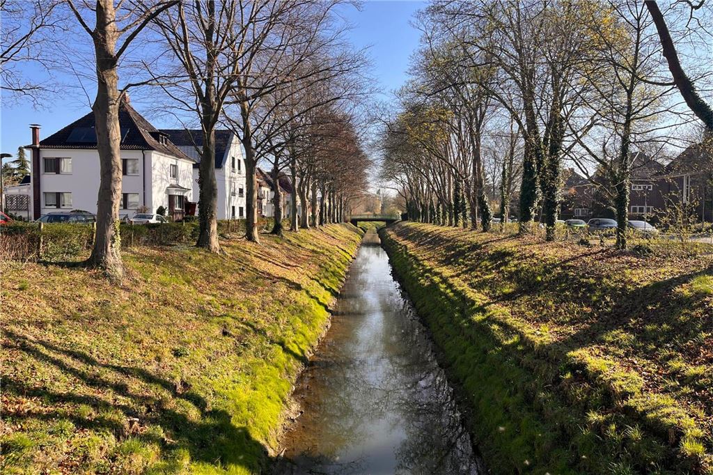 Weniger Wasser in der Seseke: „Liegen noch im akzeptablen Bereich“ Frühlingserwachen am Sesekedamm. Der Fluss führt relativ wenig Wasser, weil Regen ausgeblieben ist.