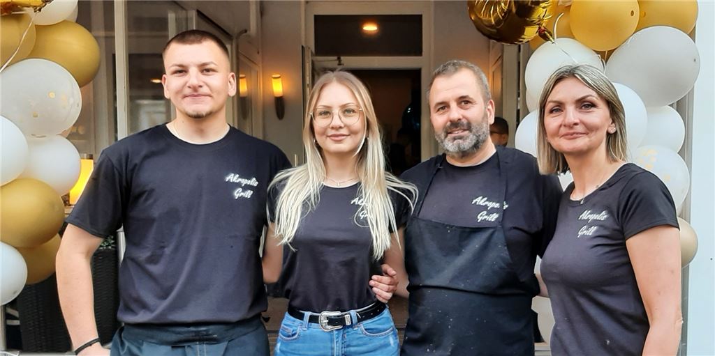 Die mutigen Akropolis-Köche: Eine Zeit harter Arbeit und ohne Ruhetag Führen seit vielen Jahren erfolgreich ihr Restaurant an der Bergstraße: Die Akropolis-Familie Batzios, Agi, Ilias, Kati und Sava (v.r.). Das Restaurant gibt es jetzt seit 25 Jahren.