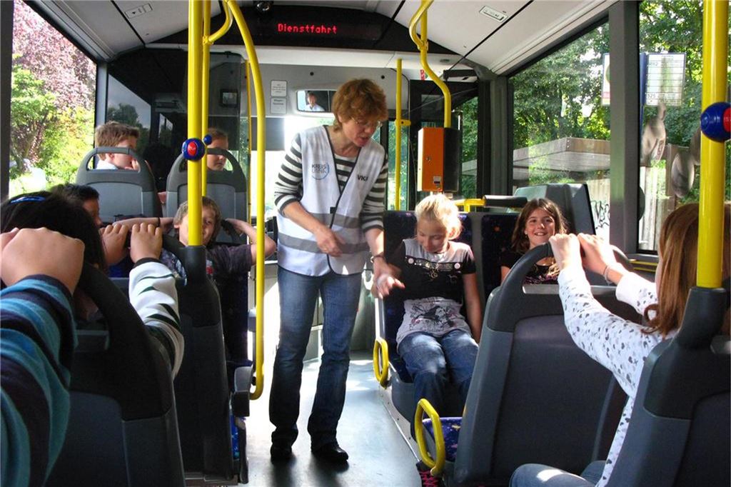Statt Gedränge an Haltestellen: Schüler sollen auf den nächsten Bus warten Fünftklässler in einem Schulbus