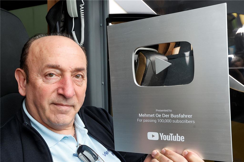 Busfahrer aus Bergkamen ist Youtube-Star Mehmet Ötegen hält den silbernen Youtube-Button in der Hand.