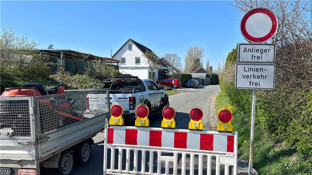Sperrung der Altendorfer Straße: Anwohner loben Baufirma und Kommunikation Baustellenschilder an der Einfahrt zur Altendorfer Straße in Fröndenberg
