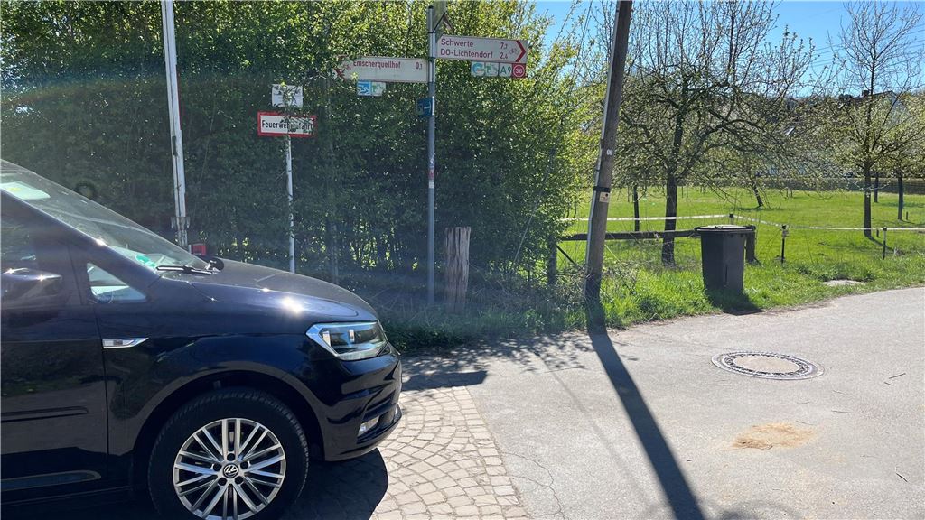 Spaziergänger begrüßen autofreie Zufahrt zum Emscherquellhof Für Autos bleibt der Emscherquellhof über die Quellenstraße und Landskroner Straße erreichbar.