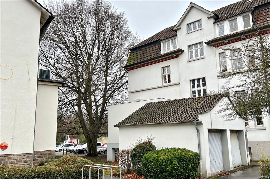 Millionen-Anbau an Fröndenberger Rathaus soll prekäre Zustände beenden Für den geplanten Zwischenbau der Rathäuser müssten die Doppelgarage und der im Hintergrund erkennbare kleine Anbau weichen.