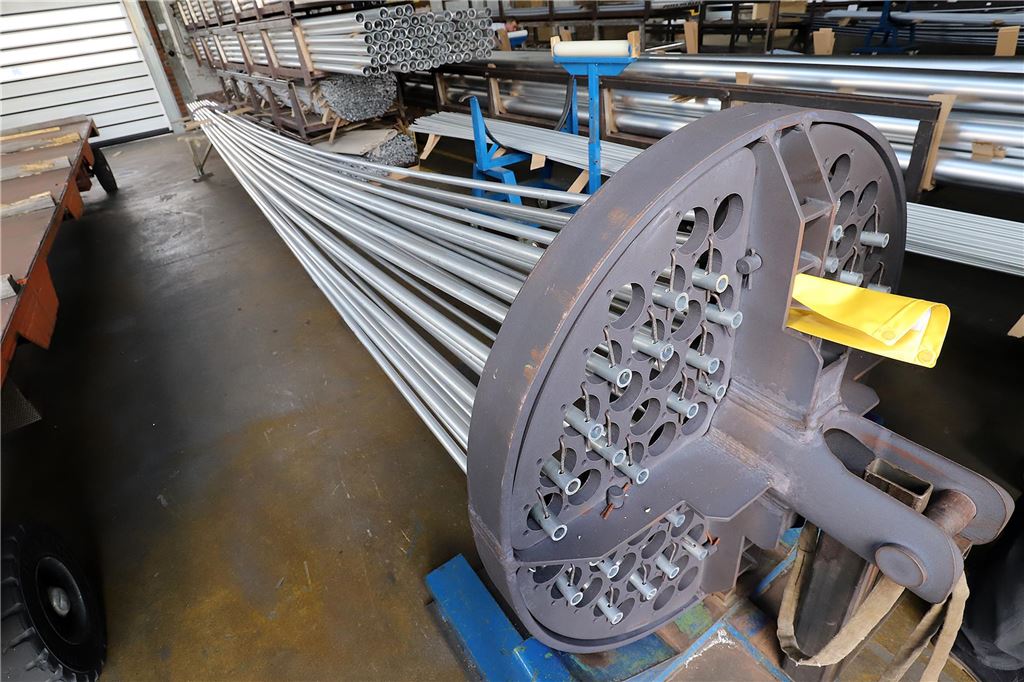 Aluwerk: Nach dem Rekord gleich wieder Unsicherheit Für den Laien mag ein Aluminiumrohr aussehen wie jedes andere. Diese hier werden noch in den Turmvergütungsofen gehängt, um qualitativ auf das Niveau für anspruchsvollste Anforderungen gehoben zu werden.