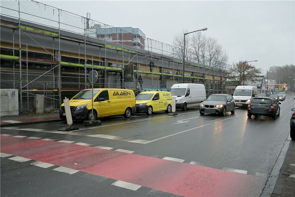 Fahrbahn auf Borker Straße gesperrt : Verkehrschaos bis in die City Für die Aldi-Baustelle ist seit Montag (5.12.) eine Fahrspur an der viel befahrenen Borker Straße stadtauswärts gesperrt.