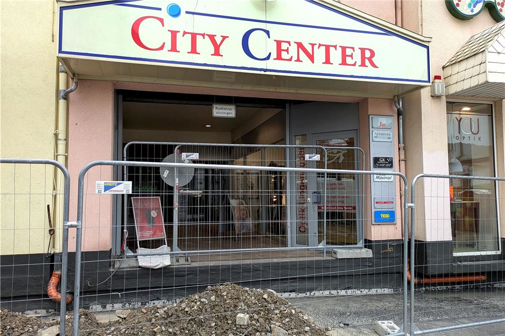 Bauzaun sperrt Weg zum City-Center: „Kunden laufen rum wie Pik Sieben“ Ein Bauzaun versperrt den Zugang in die Passage eines Einkaufszentrums.