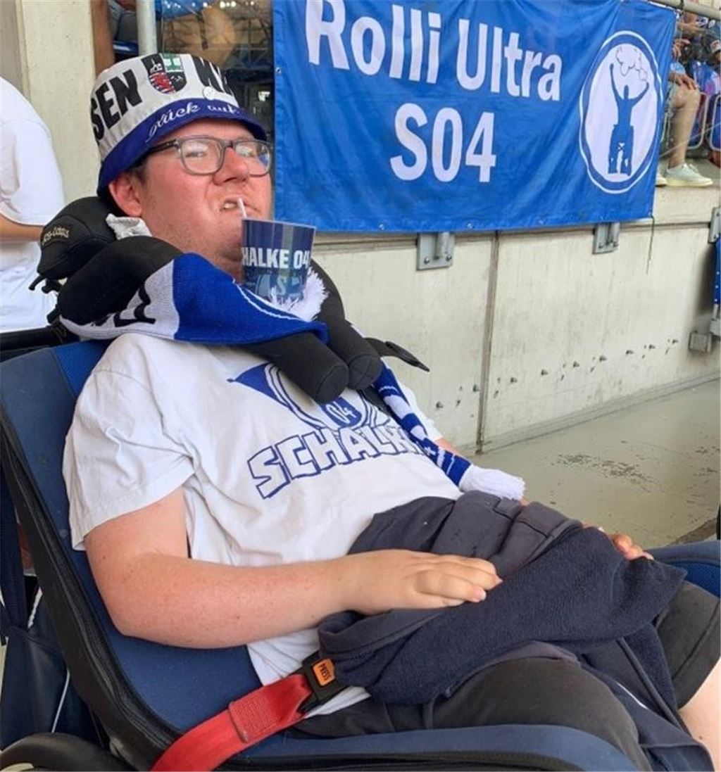 „Wunderschön und brutal zugleich“: Auf Auswärtsfahrt mit dem Rolli-Ultra Für die Heimspiele in der Veltins Arena hat der Rolli-Ultra Florian Wichert eine Rolli-Dauerkarte für sich und eine Begleitperson.